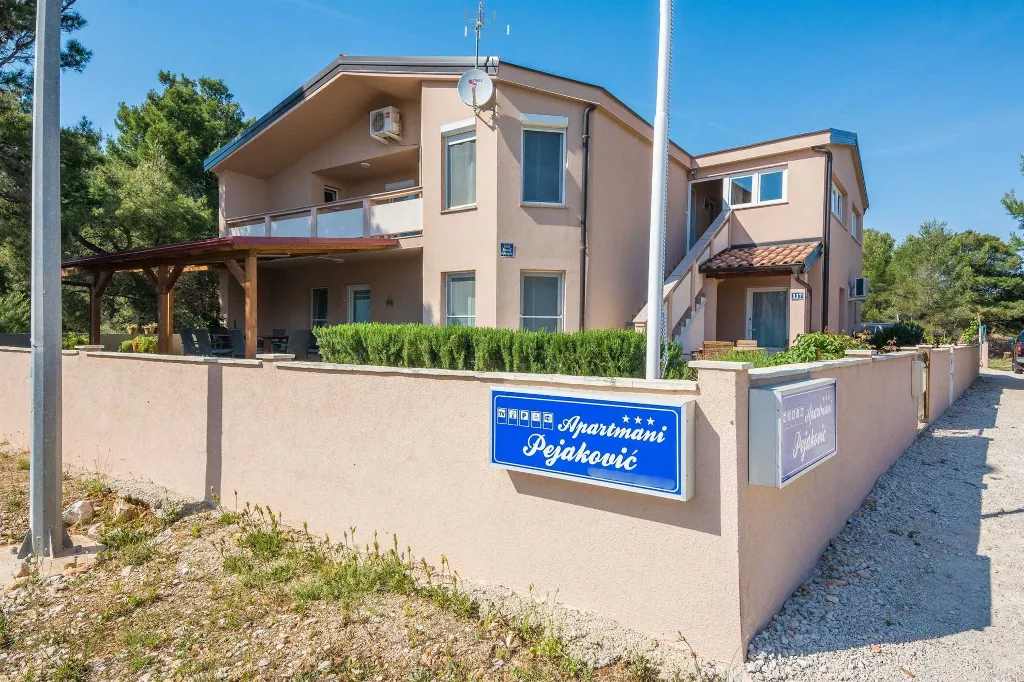 Apartment for 2-4 in quiet Vir area