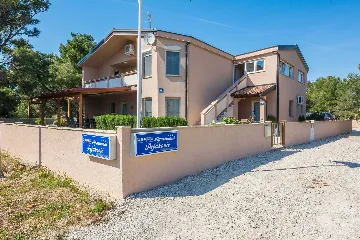 Apartment for 2-4 in quiet Vir area