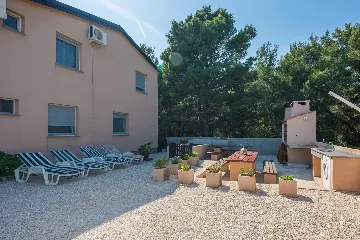 Apartment for 2-4 in quiet Vir area