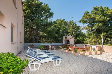 Apartment for 2-4 in quiet Vir area