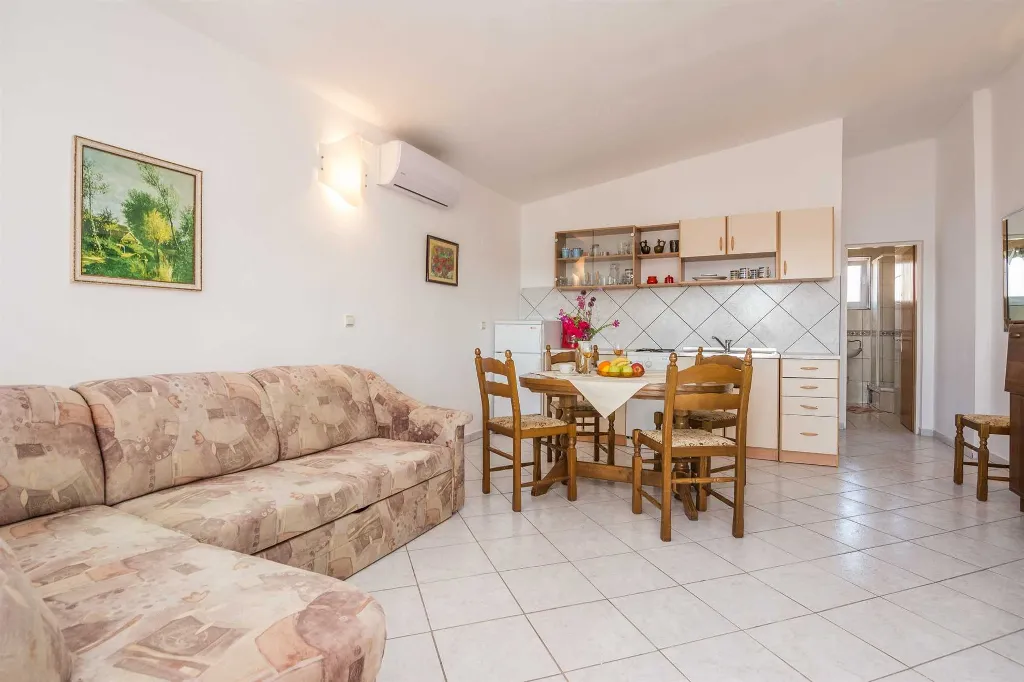 Sea-View Apartment in Vir for 2–4 Guests
