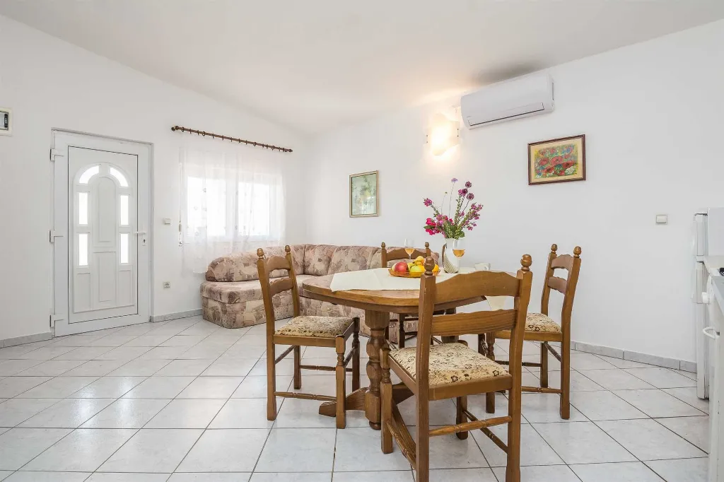 Sea-View Apartment in Vir for 2–4 Guests