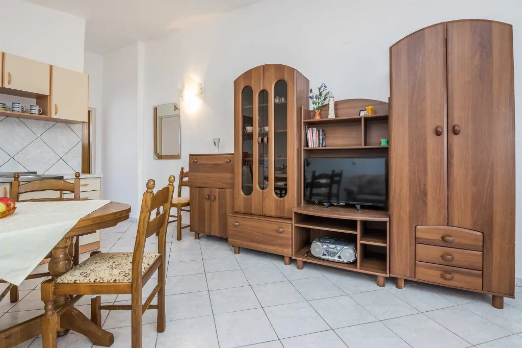 Sea-View Apartment in Vir for 2–4 Guests