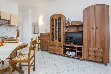 Sea-View Apartment in Vir for 2–4 Guests