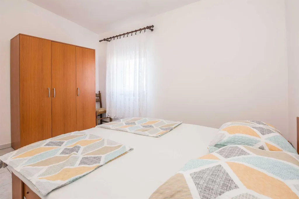 Sea-View Apartment in Vir for 2–4 Guests