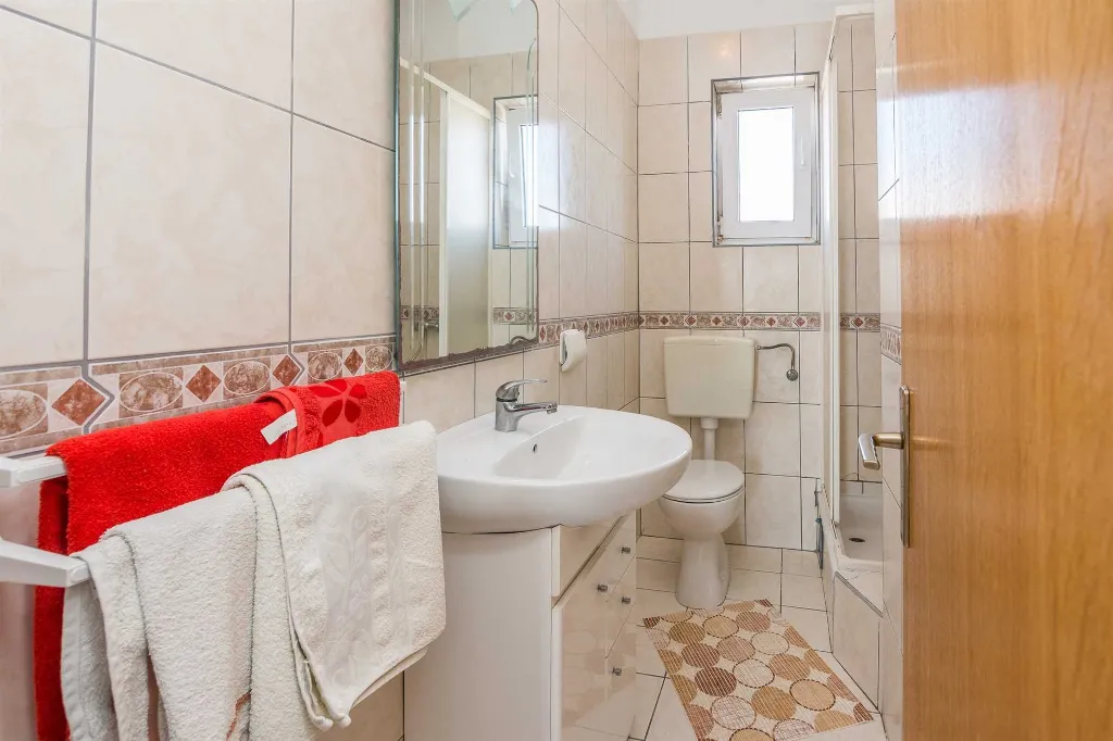 Sea-View Apartment in Vir for 2–4 Guests