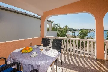 Sea-View Apartment for 2–4 Guests in Vir