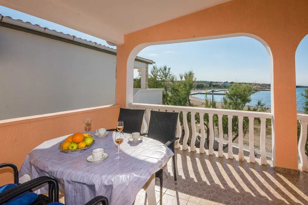 Sea-View Apartment for 2–4 Guests in Vir