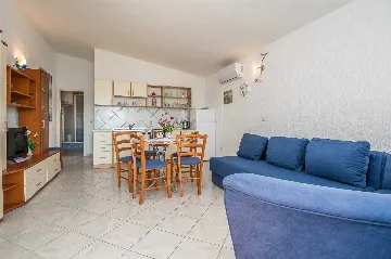 Sea-View Apartment for 2–4 Guests in Vir