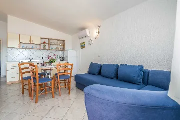 Sea-View Apartment for 2–4 Guests in Vir