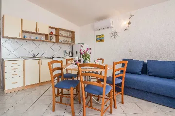 Sea-View Apartment for 2–4 Guests in Vir