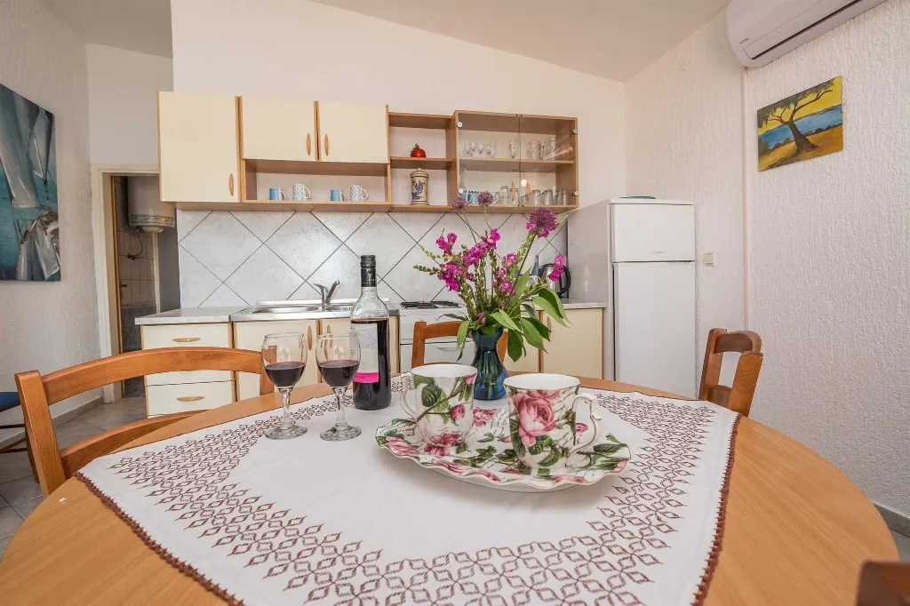 Sea-View Apartment for 2–4 Guests in Vir