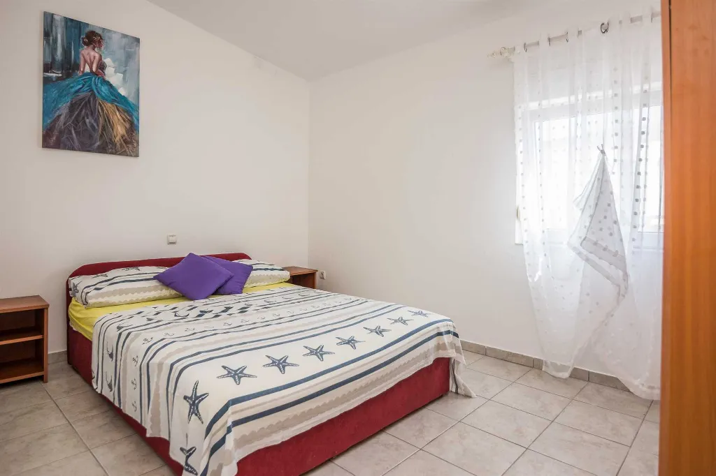 Sea-View Apartment for 2–4 Guests in Vir