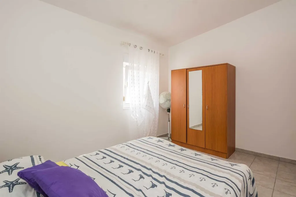Sea-View Apartment for 2–4 Guests in Vir