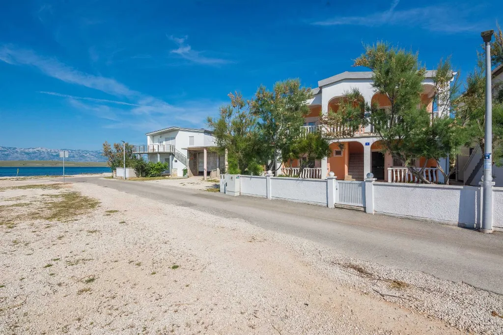 Sea-View Apartment for 2–4 Guests in Vir