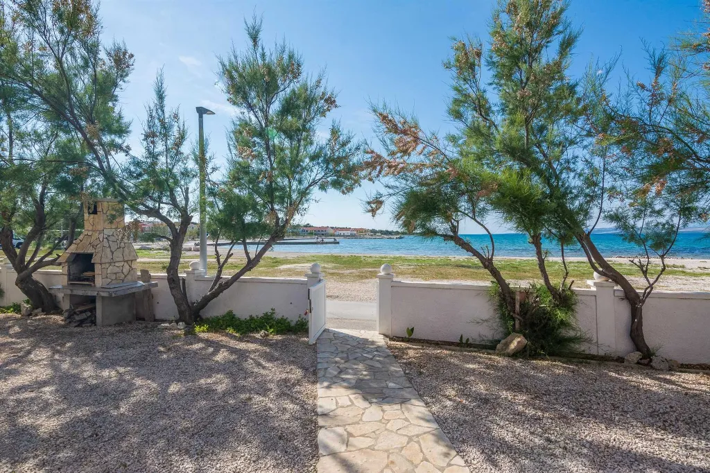 Sea-View Apartment for 2–4 Guests in Vir