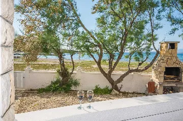 Vir Slatina Beachfront Apartment for 4 Guests