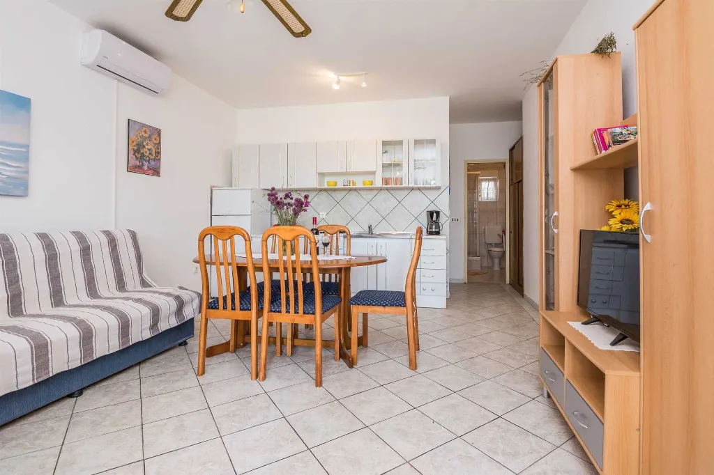 Vir Slatina Beachfront Apartment for 4 Guests