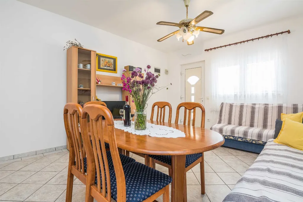 Vir Slatina Beachfront Apartment for 4 Guests