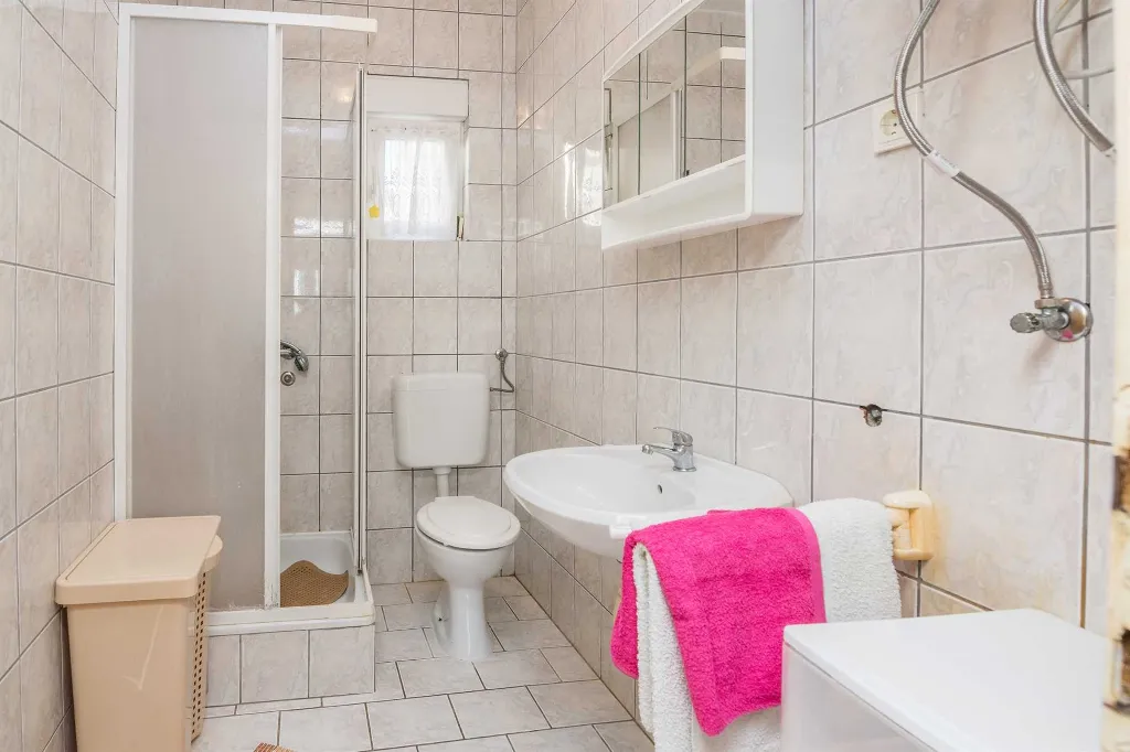 Vir Slatina Beachfront Apartment for 4 Guests