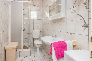 Vir Slatina Beachfront Apartment for 4 Guests