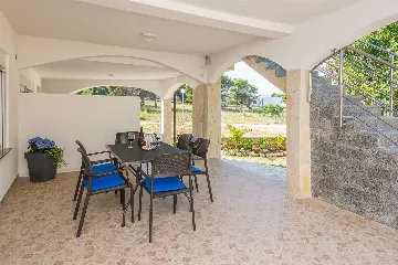 Apartment in Vir for 4 with Roofed Terrace