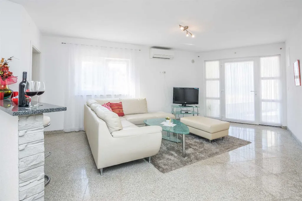 Apartment in Vir with Sea-View Terrace for 4