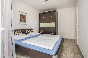 Apartment in Vir with Sea-View Terrace for 4