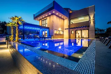 Apartment in Vir for 4–6 Guests with Pool