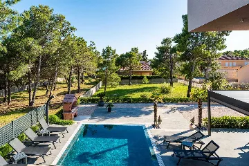 Apartment in Vir for 4–6 Guests with Pool