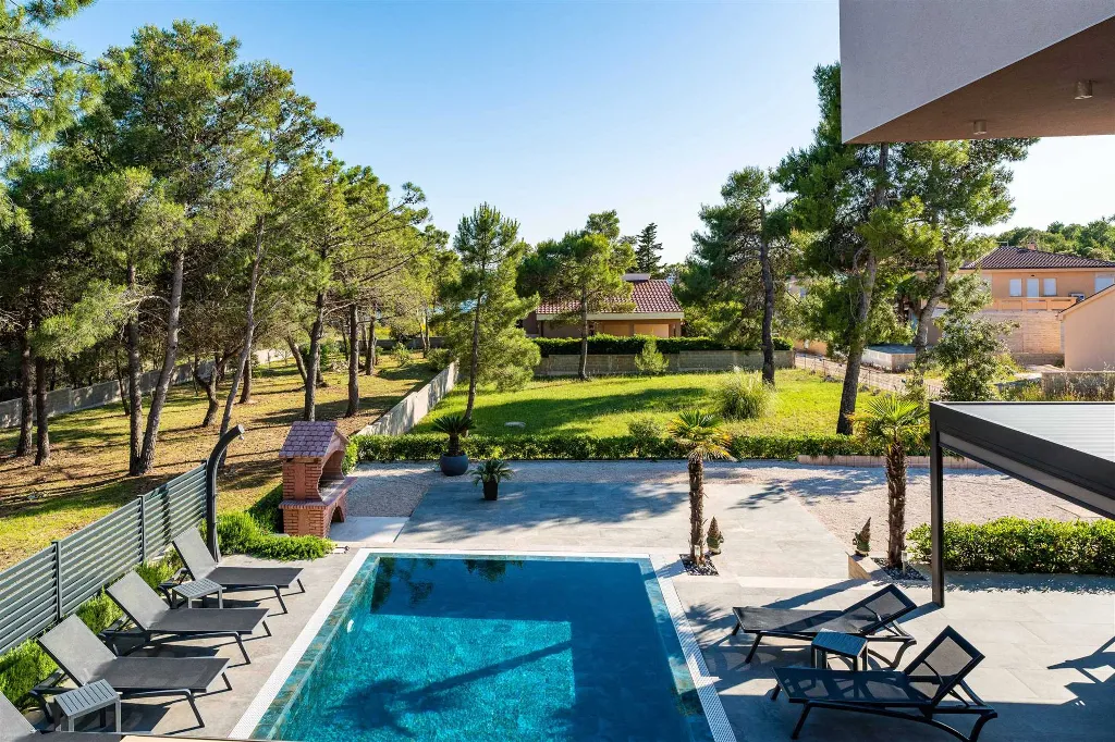 Apartment in Vir for 4–6 Guests with Pool