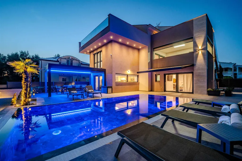 Apartment in Vir for 6–8 Guests with Heated Pool