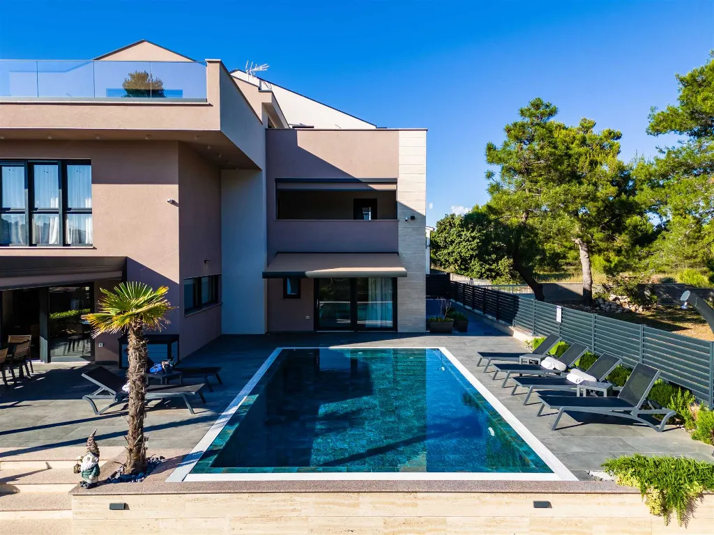 Apartment in Vir for 6–8 Guests with Heated Pool