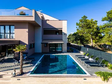 Apartment in Vir for 6–8 Guests with Heated Pool