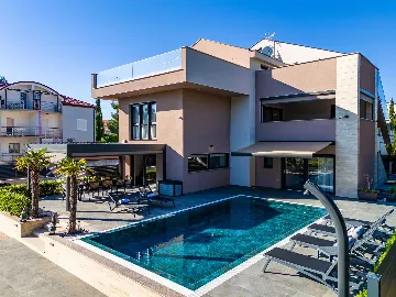 Apartment in Vir for 6–8 Guests with Heated Pool