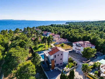 Apartment in Vir for 6–8 Guests with Heated Pool