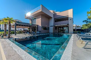 Apartment in Vir for 6–8 Guests with Heated Pool