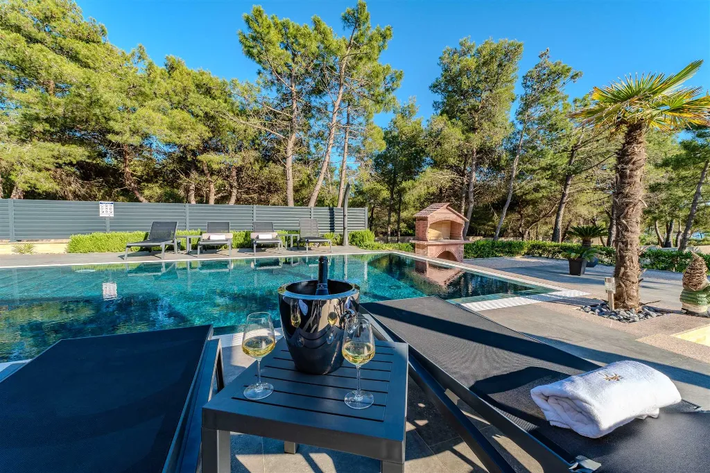 Apartment in Vir for 6–8 Guests with Heated Pool