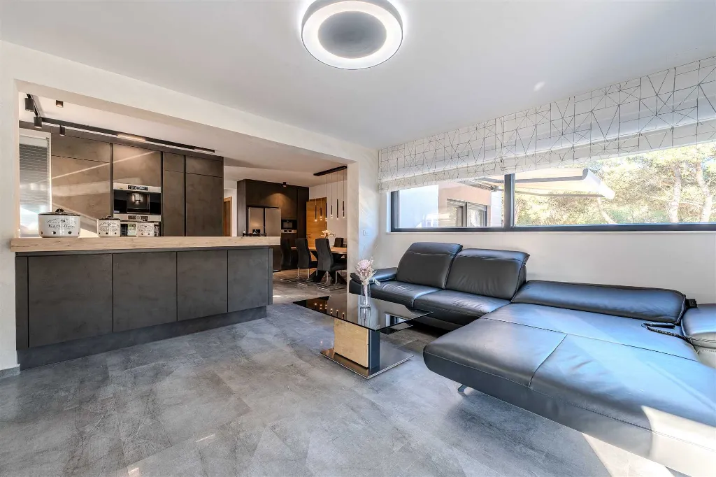 Apartment in Vir for 6–8 Guests with Heated Pool