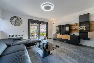 Apartment in Vir for 6–8 Guests with Heated Pool