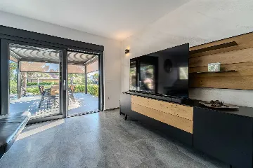 Apartment in Vir for 6–8 Guests with Heated Pool