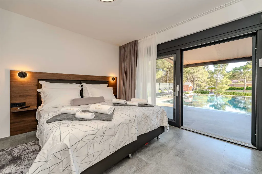 Apartment in Vir for 6–8 Guests with Heated Pool
