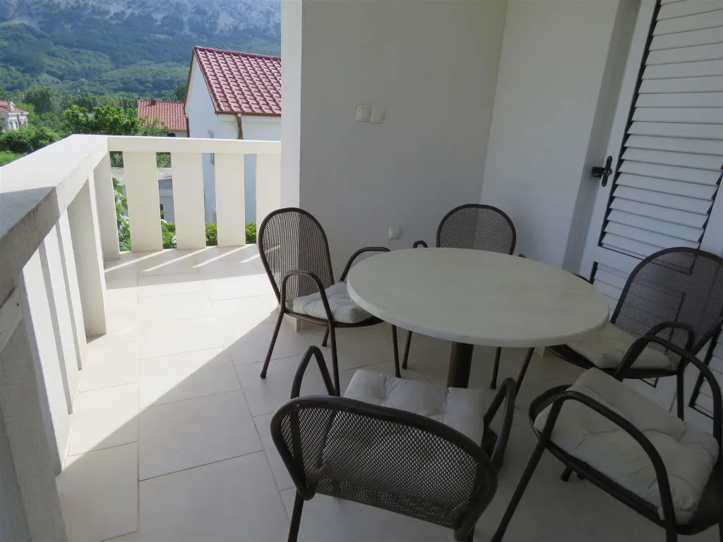 Apartman s balkonom na 1. katu