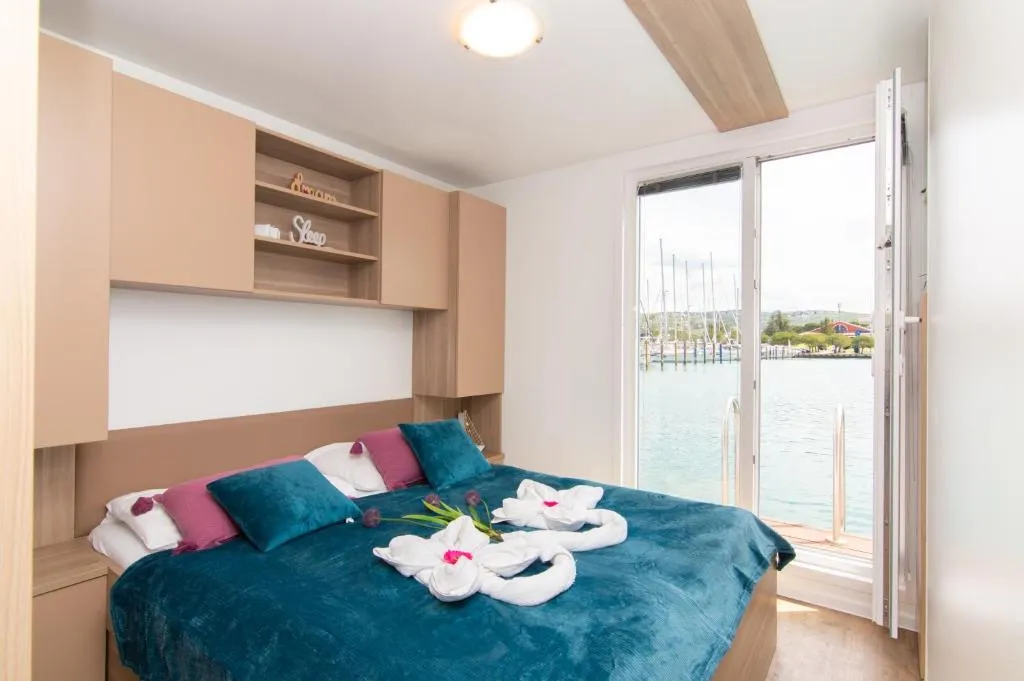 2-Bedroom Floating House Boat in Portorož