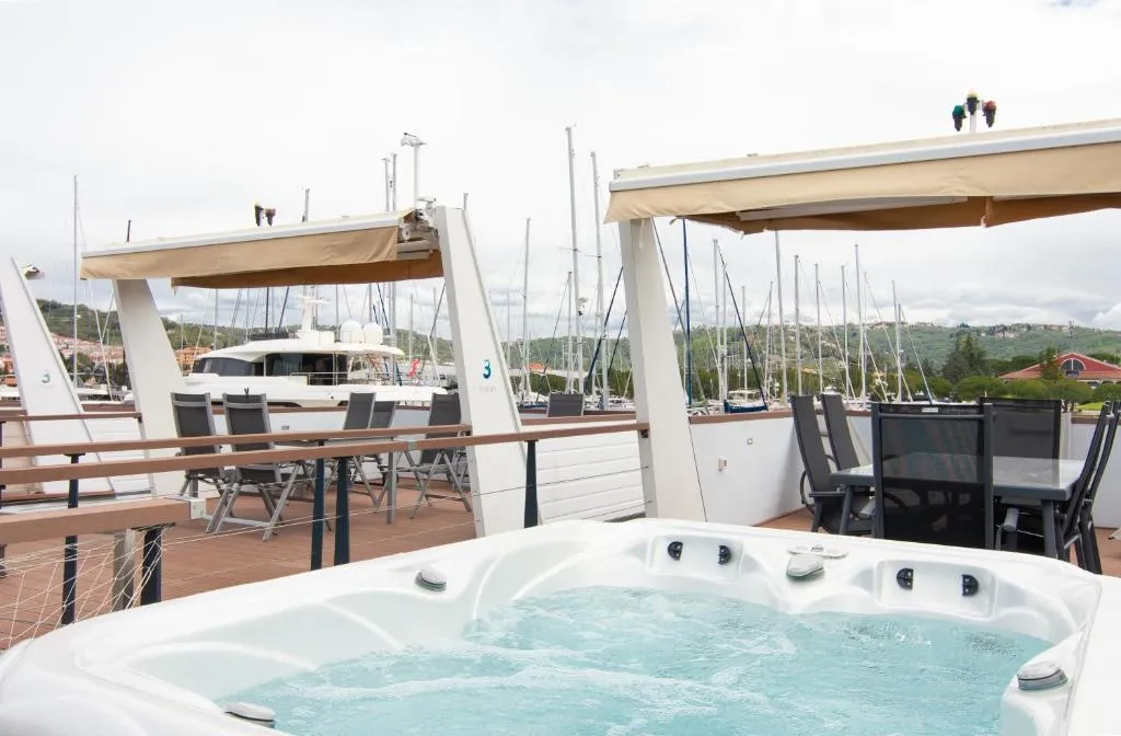 2-Bedroom Floating House Boat in Portorož