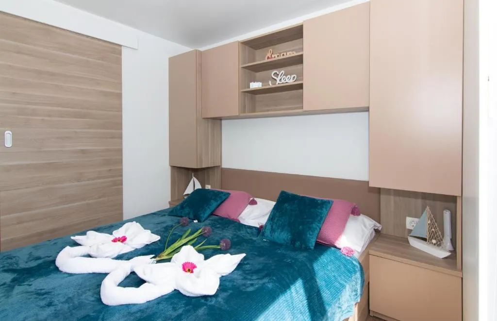 2-Bedroom Floating House Boat in Portorož