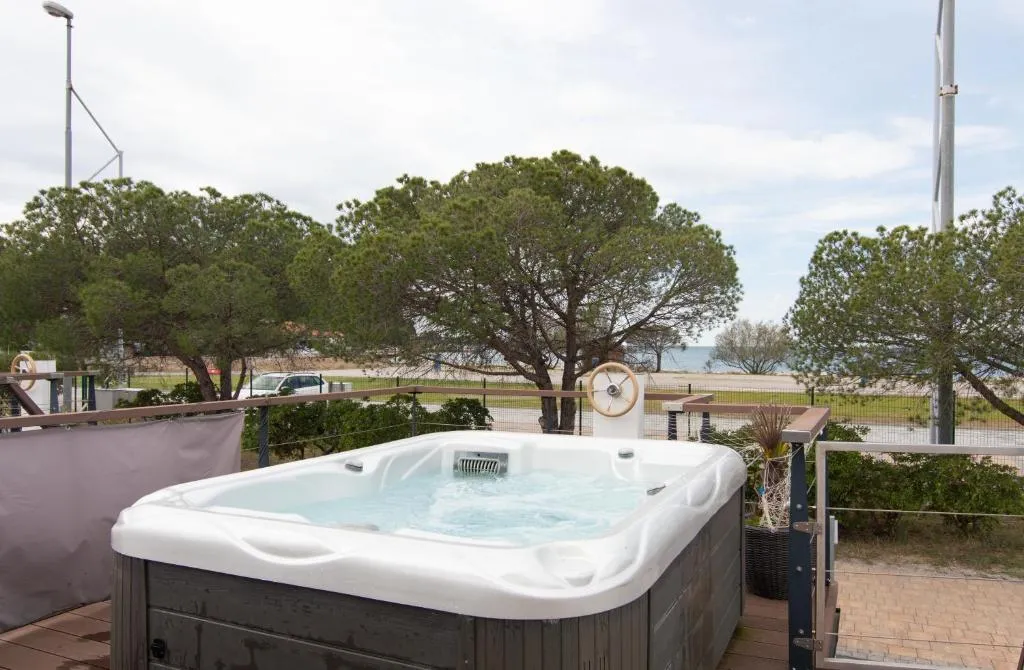 2-Bedroom Floating House Boat in Portorož