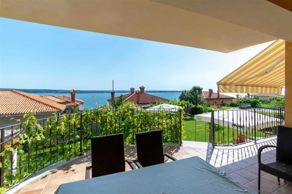 Two-Bedroom Apartment with Balcony in Piran