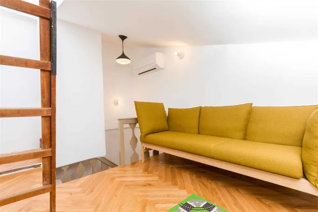 Three-Bedroom Apartment with Terrace in Piran