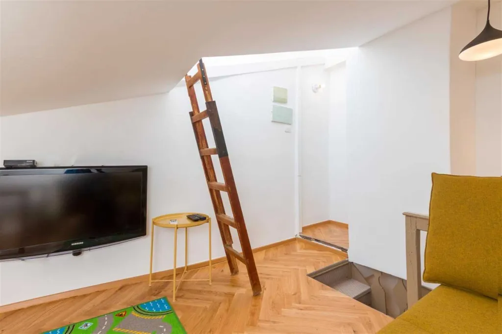 Three-Bedroom Apartment with Terrace in Piran